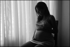 Mujer embarazada sentada