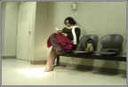 Mujer en sala de espera
