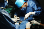 Cirujano operando